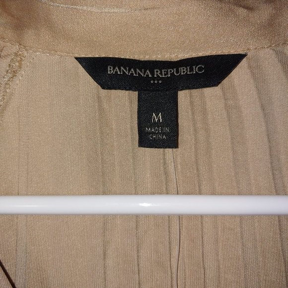 Banana Republic Satin Pleated Back and Sleeves Blouse Size M Tan/Champagne toast - Picture 2 of 7